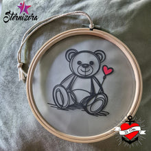 Lade das Bild in den Galerie-Viewer, Ein schöner Holzrahmen mit einem fröhlichen Teddy-Motiv und Herz, gestaltet mit der Plotter Datei &#39;Teddy mit Herz&#39; von easy-sticks. Ideal für individuelle Wohnraumdekoration.
