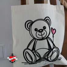 Lade das Bild in den Galerie-Viewer, Eine kreative Stofftasche mit einem liebevollen teddyartigen Design und einem roten Herz. Diese Plotter Datei &quot;Teddy mit Herz&quot; von easy-sticks eignet sich perfekt für DIY-Projekte.
