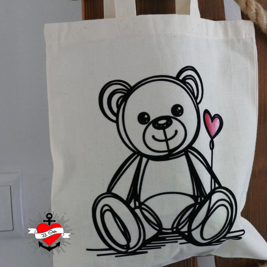Eine kreative Stofftasche mit einem liebevollen teddyartigen Design und einem roten Herz. Diese Plotter Datei 