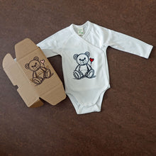 Lade das Bild in den Galerie-Viewer, Ein niedliches Babybody mit Teddy und Herzmotiv, gestaltet mit der Plotter Datei &#39;Teddy mit Herz&#39; von easy-sticks. Hier präsentiert auf einem braunen Karton.
