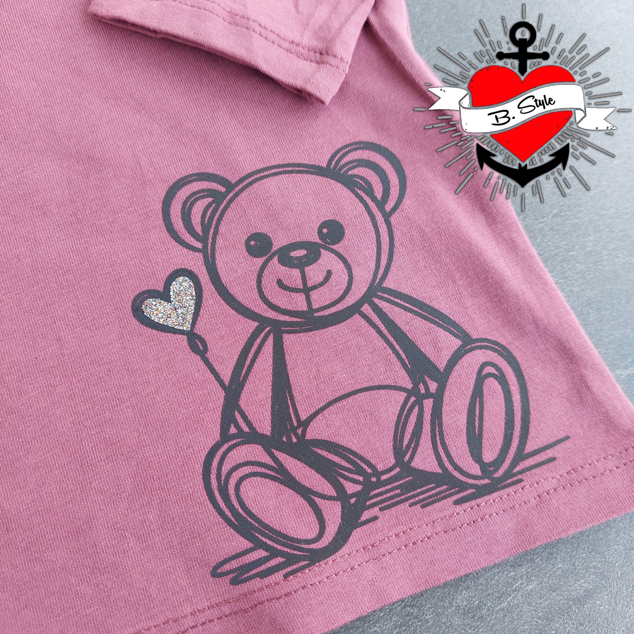 Bunt bedrucktes T-Shirt mit Teddy und Herz von easy-sticks, inspiriert von der Teddy mit Herz - Plotter Datei für individuelle Textilprojekte.