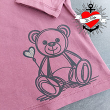 Lade das Bild in den Galerie-Viewer, Bunt bedrucktes T-Shirt mit Teddy und Herz von easy-sticks, inspiriert von der Teddy mit Herz - Plotter Datei für individuelle Textilprojekte.
