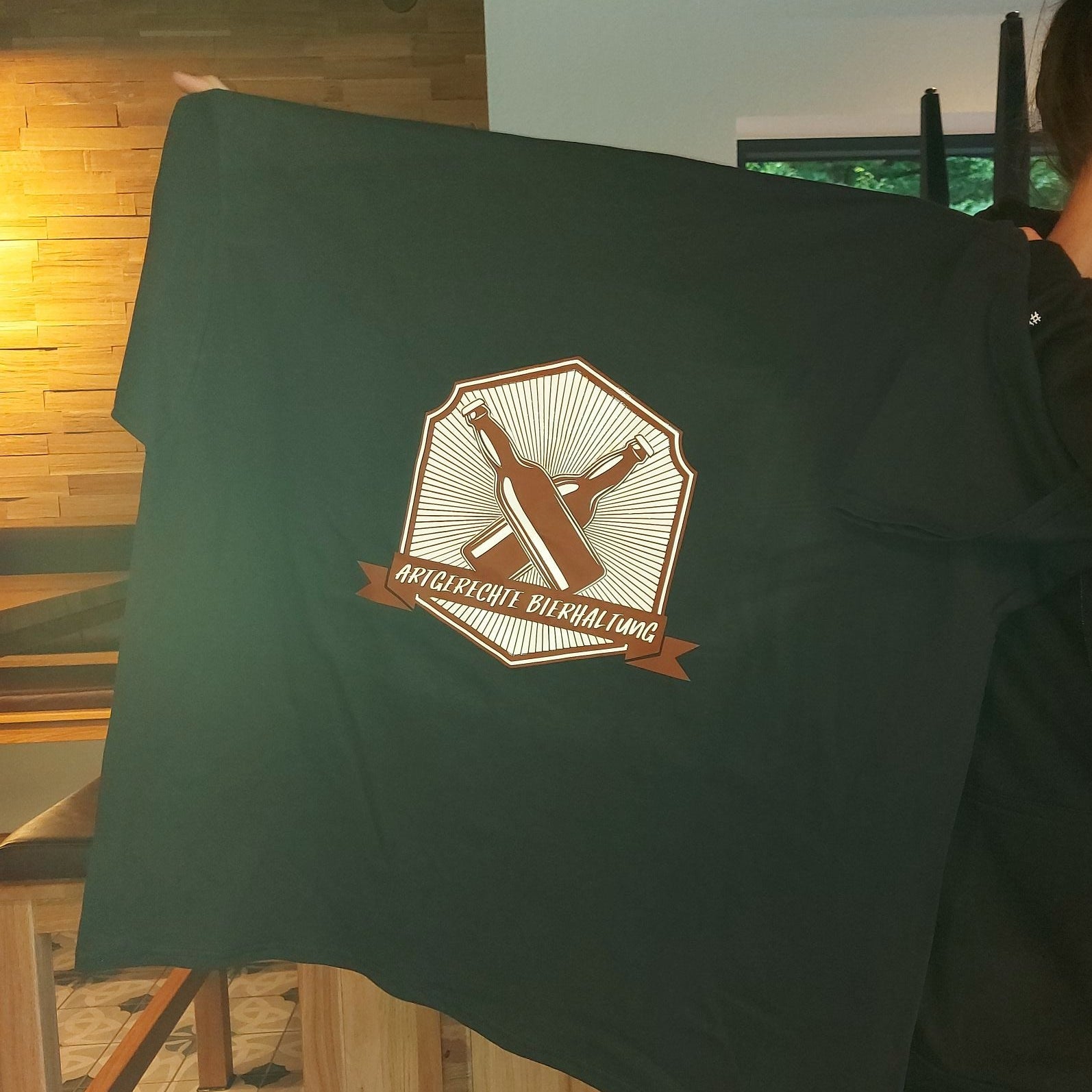 Bier Set mit 5 Motiven - Plotterdatei von easy-sticks, abgebildet auf einem T-Shirt mit dem Design 'Artgerechte Bierhaltung'.
