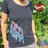 Schwarzes T-Shirt mit dem bunten Schriftzug "TIPPI TOPPI" von easy-sticks, ideal für kreative DIY-Projekte.