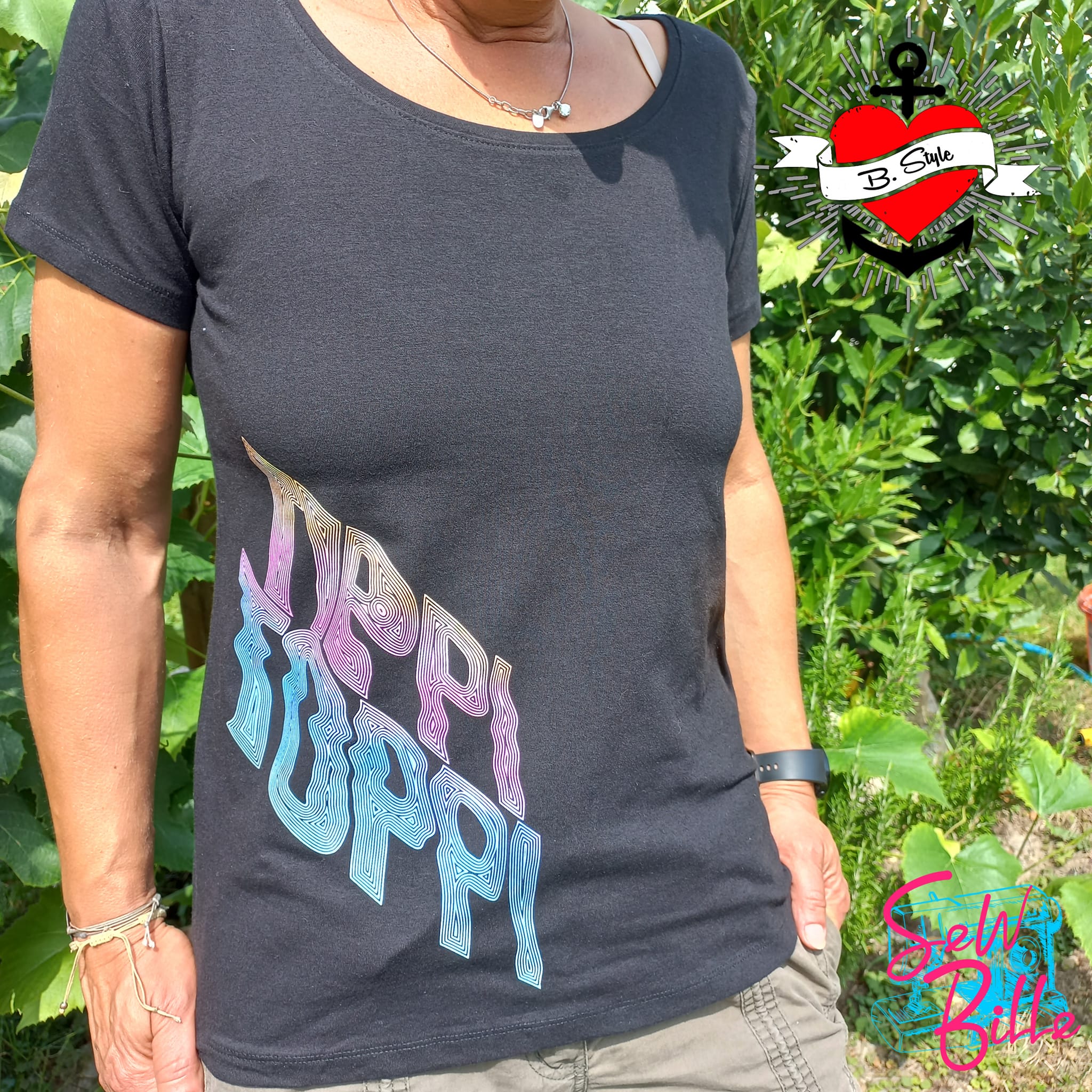 Schwarzes T-Shirt mit dem bunten Schriftzug "TIPPI TOPPI" von easy-sticks, ideal für kreative DIY-Projekte.