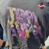 Rückansicht eines Shirts mit dem bunten 'TIPPI TOPPI' Schriftzug in lila, gelb und pink, erstellt von easy-sticks.