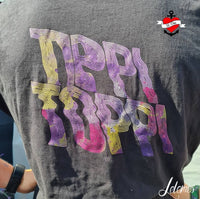 Rückansicht eines Shirts mit dem bunten 'TIPPI TOPPI' Schriftzug in lila, gelb und pink, erstellt von easy-sticks.