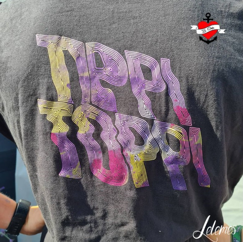 Rückansicht eines Shirts mit dem bunten 'TIPPI TOPPI' Schriftzug in lila, gelb und pink, erstellt von easy-sticks.