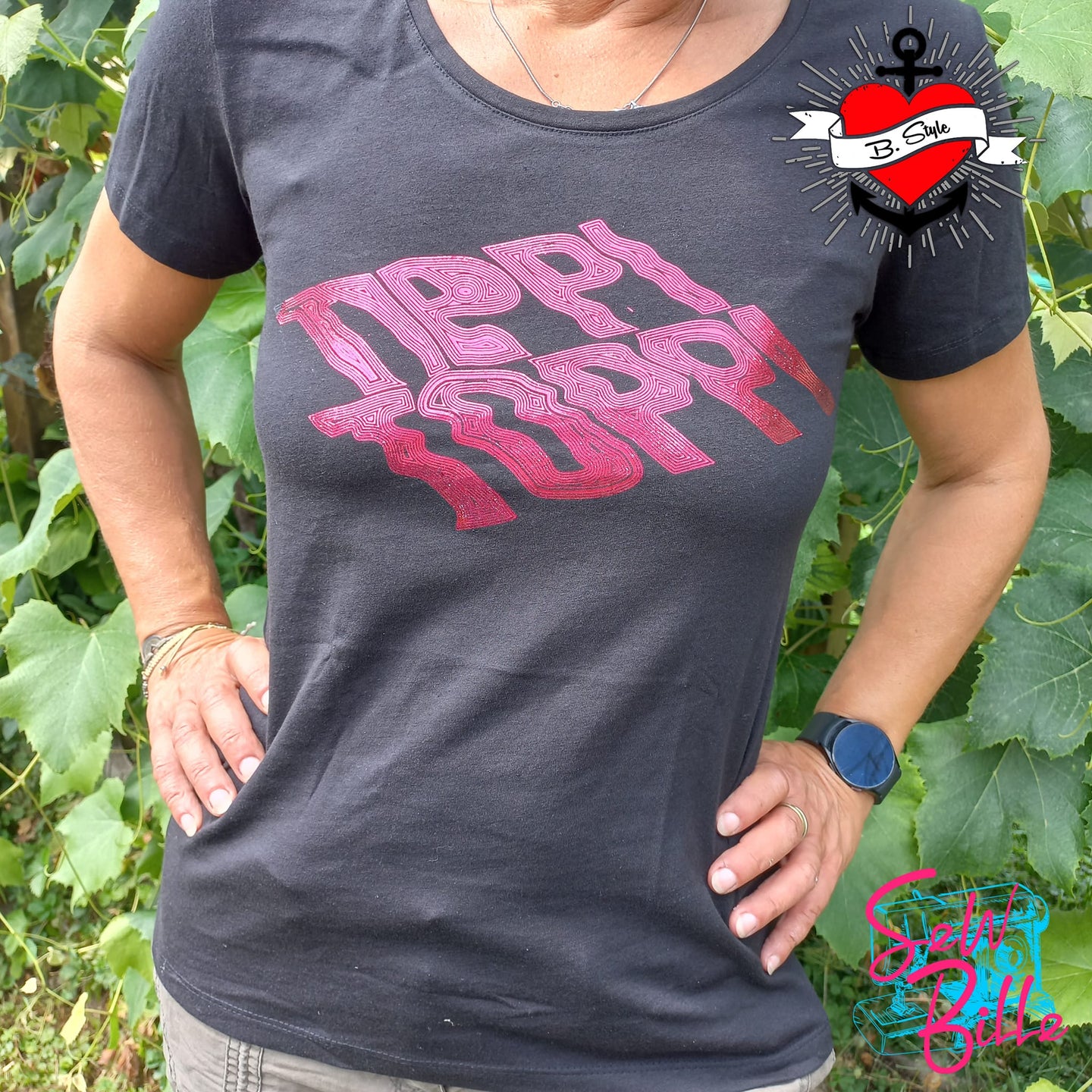 Frau in einem schwarzen T-Shirt mit dem Schriftzug 'TIPPI TOPPI' in Rottönen, designt von easy-sticks.