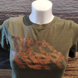 Olivenfarbenes T-Shirt mit dem kreativen Schriftzug "TIPPI TOPPI" von easy-sticks, präsentiert auf einem Mannequin.