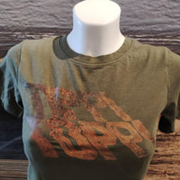 Olivenfarbenes T-Shirt mit dem kreativen Schriftzug "TIPPI TOPPI" von easy-sticks, präsentiert auf einem Mannequin.