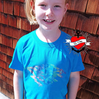 Junge mit blauem T-Shirt und dem stilvollen Schriftzug "TIPPI TOPPI" von easy-sticks, ideal für kreative Designs.