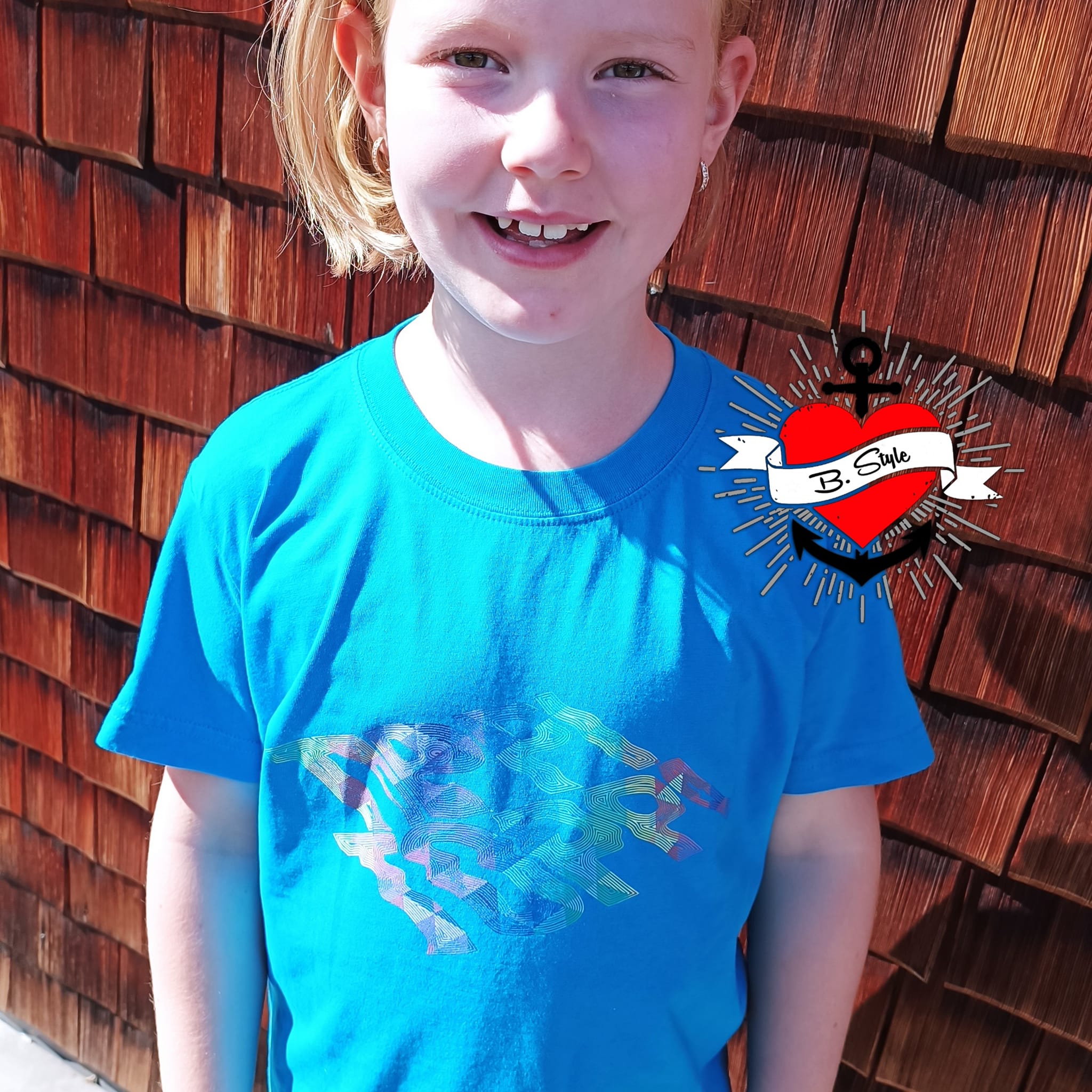 Junge mit blauem T-Shirt und dem stilvollen Schriftzug "TIPPI TOPPI" von easy-sticks, ideal für kreative Designs.