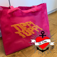 Leuchtend pinke Tasche mit dem gelben Schriftzug "TIPPI TOPPI" von easy-sticks, perfekt für den Alltag.