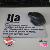 Moderne Unterlage mit der Tja Plotterdatei von easy-sticks, auf der ein prägnanter Schriftzug und ein Computer-Maus abgebildet sind – ideal für kreative Arbeitsplätze.