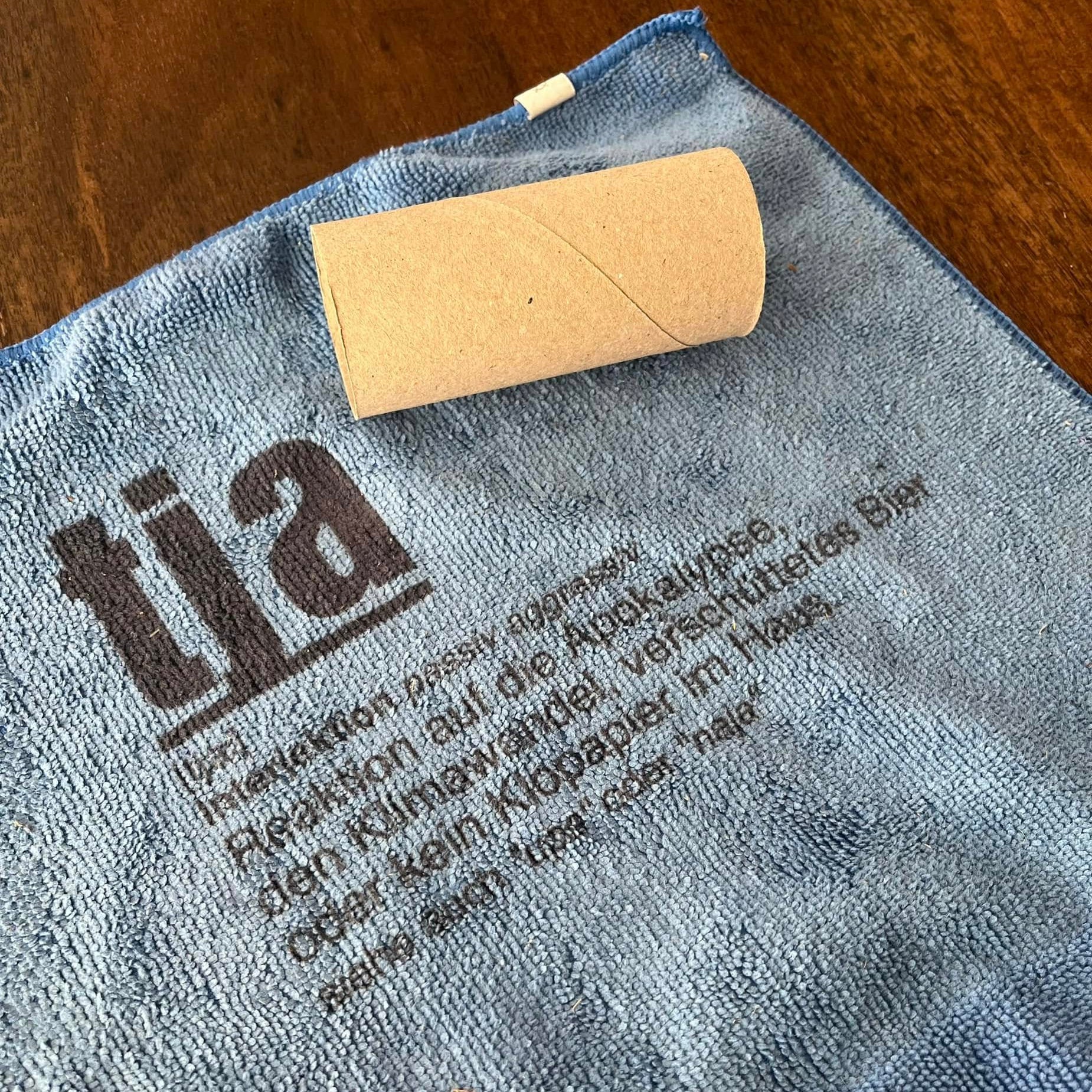 Praktisches Tuch mit dem Aufdruck 'tja', gestaltet von easy-sticks, perfekt für vielfältige kreative Anwendungen.