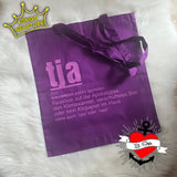 Lila Stofftasche mit dem Wort 'tja', entworfen von easy-sticks, ideal für kreative Unternehmungen und alltägliche Produkte.