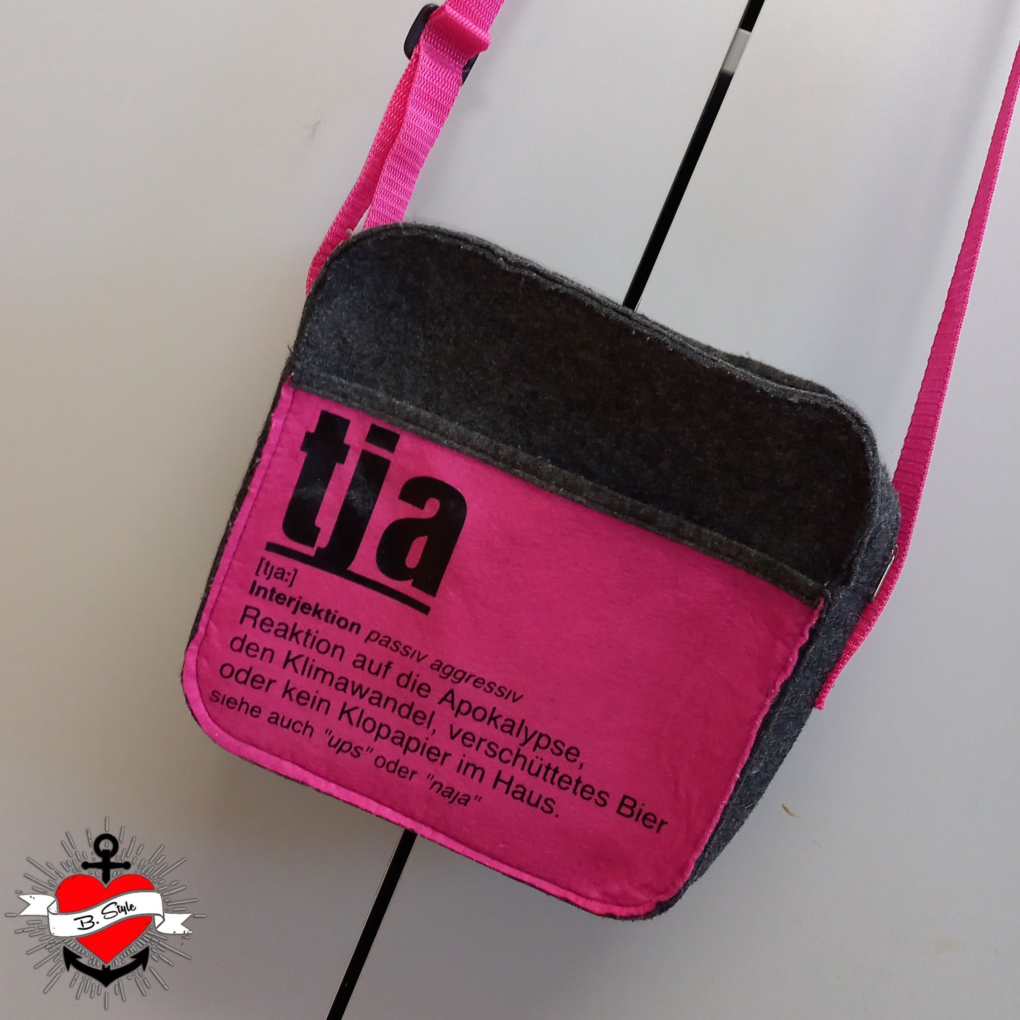 Stilvolle Umhängetasche mit dem Schriftzug 'tja' von easy-sticks, perfekte Ergänzung für kreative Projekte.