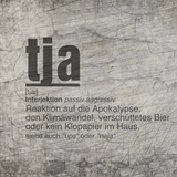 Rohtextdesign mit dem Wort 'tja' auf einer rustikalen Oberfläche, das die Bedeutung als passive aggressive Interjektion erklärt, designiert von easy-sticks für die 'Tja' Plotterdatei.