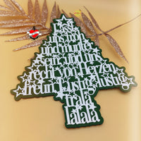 Ein dekorativer grüner Tannenbaum aus Laser-Cut Materialien, auf dem der Weihnachts-Spruch "Lasst uns froh und munter sein, und uns recht von Herzen freun. Lustig, lustig, trala lalala" zu sehen ist. Entworfen für kreative Bastelideen von easy-sticks.