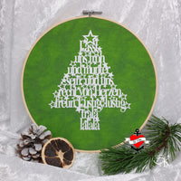 Ein wunderschöner grüner Stickrahmen-Dekoration mit einem Tannenbaum und den Worten "Lasst uns froh und munter sein, und uns recht von Herzen freun. Lustig, lustig, trala lalala" für kreative Weihnachtsideen von easy-sticks.