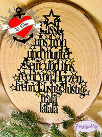 Ein stilvoller schwarzer Holz-Tannenbaum mit dem Text "Lasst uns froh und munter sein, und uns recht von Herzen freun. Lustig, lustig, trala lalala" auf einem Baumstamm, ideal für festliche Deko-Projekte von easy-sticks.