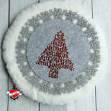 Eine festliche Weihnachtsbaum-Deko aus Filz in rot, geschmückt mit dem Spruch "Lasst uns froh und munter sein, und uns recht von Herzen freun. Lustig, lustig, trala lalala" - perfekt für DIY Dekorationen von easy-sticks.