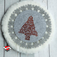 Eine festliche Weihnachtsbaum-Deko aus Filz in rot, geschmückt mit dem Spruch "Lasst uns froh und munter sein, und uns recht von Herzen freun. Lustig, lustig, trala lalala" - perfekt für DIY Dekorationen von easy-sticks.