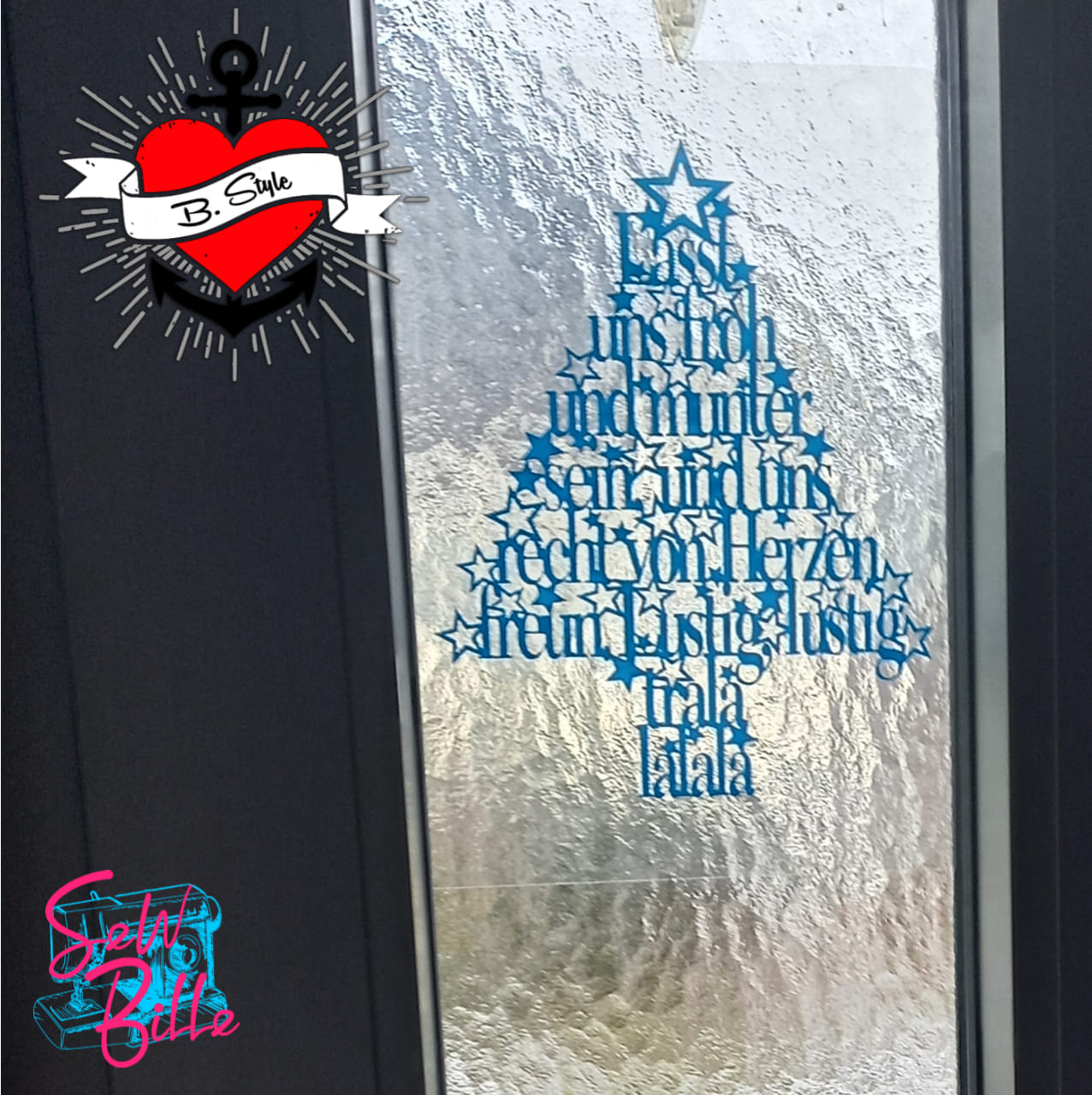 Fenstergestaltung mit blauer Tannenbaum-Schrift von easy-sticks, die den Spruch "Lasst uns froh und munter sein, und uns recht von Herzen freun" ziert.