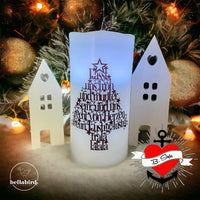 Kerze in frostigem Design mit Tannenbaum-Text von easy-sticks, inspiriert von "Lasst uns froh und munter sein, und uns recht von Herzen freun" und umgeben von dekorativen Häuschen.