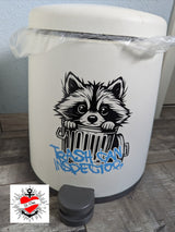 Plotterdatei - Waschbär im Müll Trash Can Inspector geplottet auf Mülleimer
