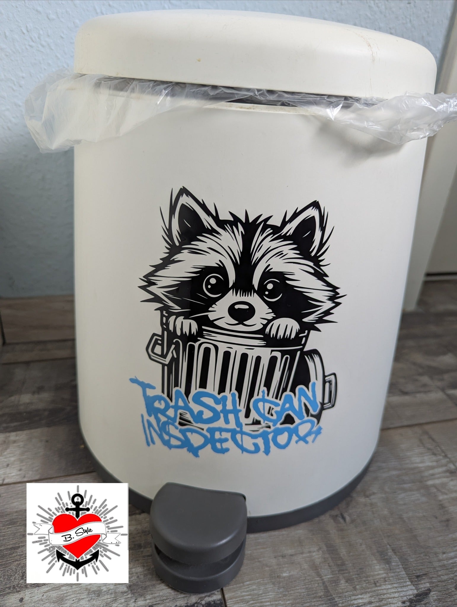 Plotterdatei - Waschbär im Müll Trash Can Inspector geplottet auf Mülleimer