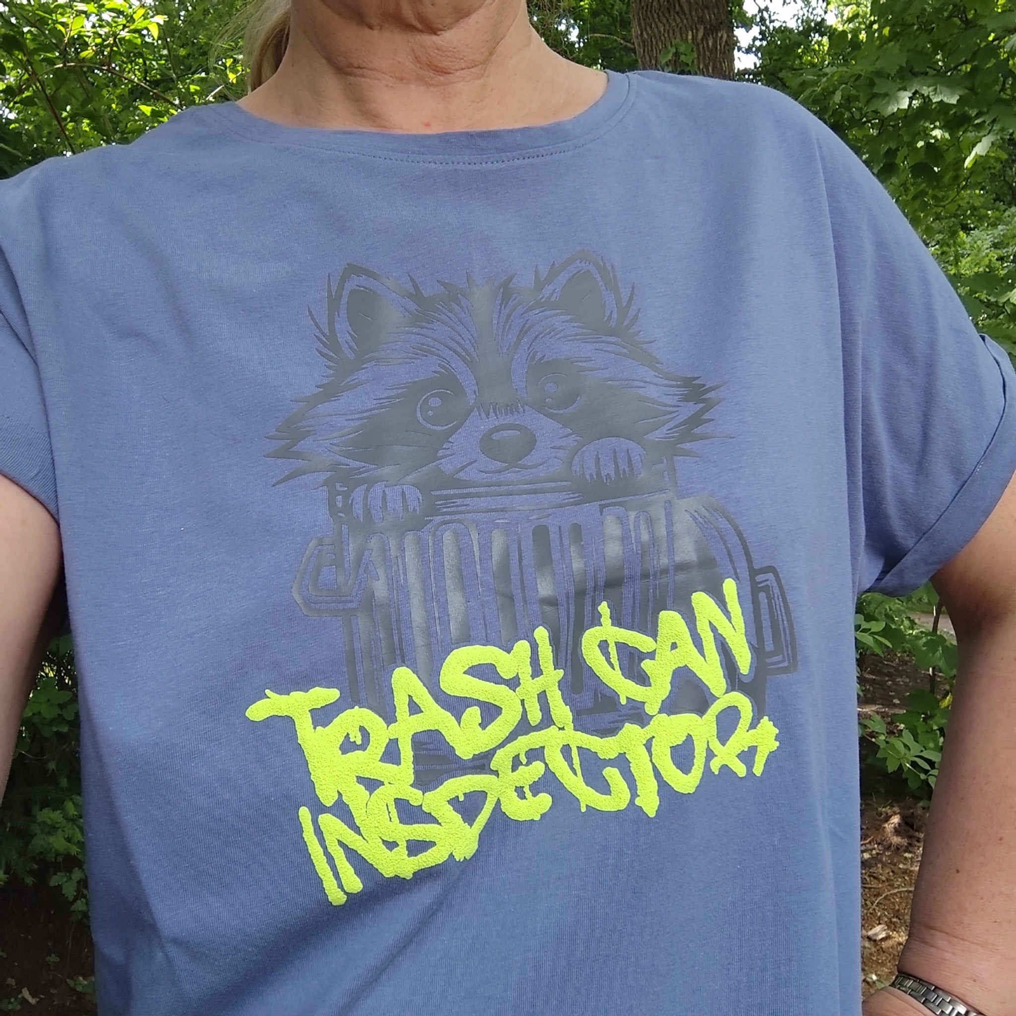 Plotterdatei - Waschbär im Müll Trash Can Inspector geplottet auf T-Shirt