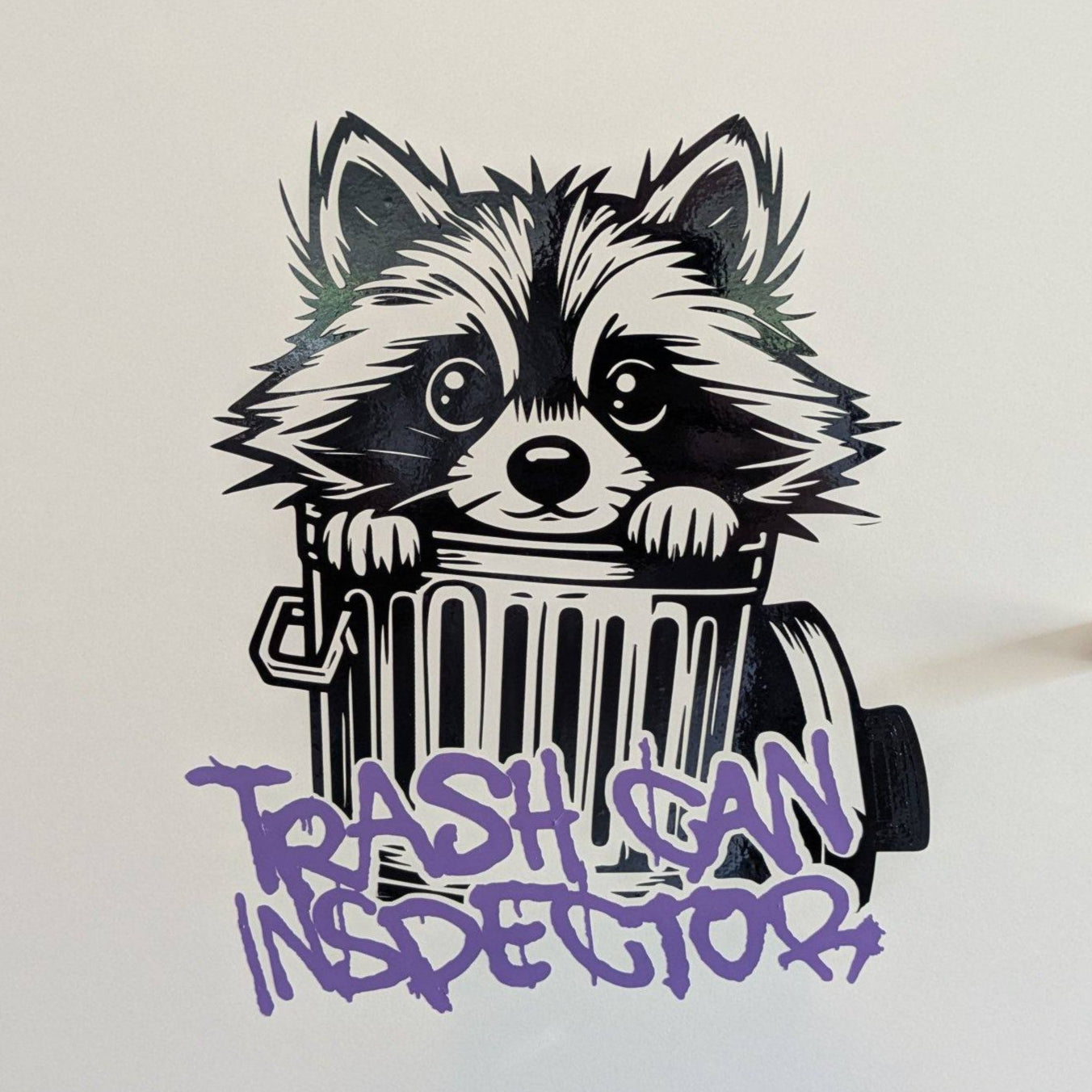 Plotterdatei - Waschbär im Müll Trash Can Inspector geplottet auf Schranktür