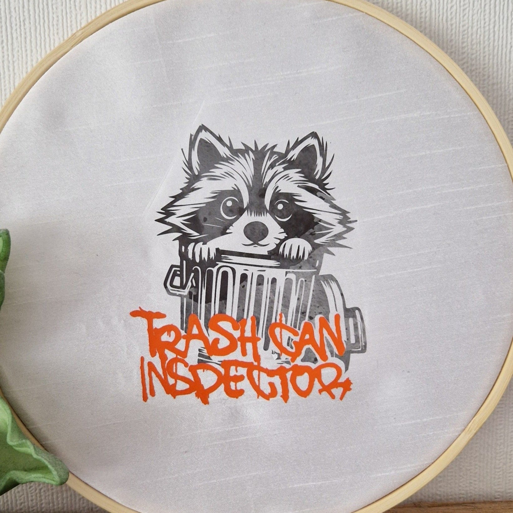 Plotterdatei - Waschbär im Müll Trash Can Inspector geplottet