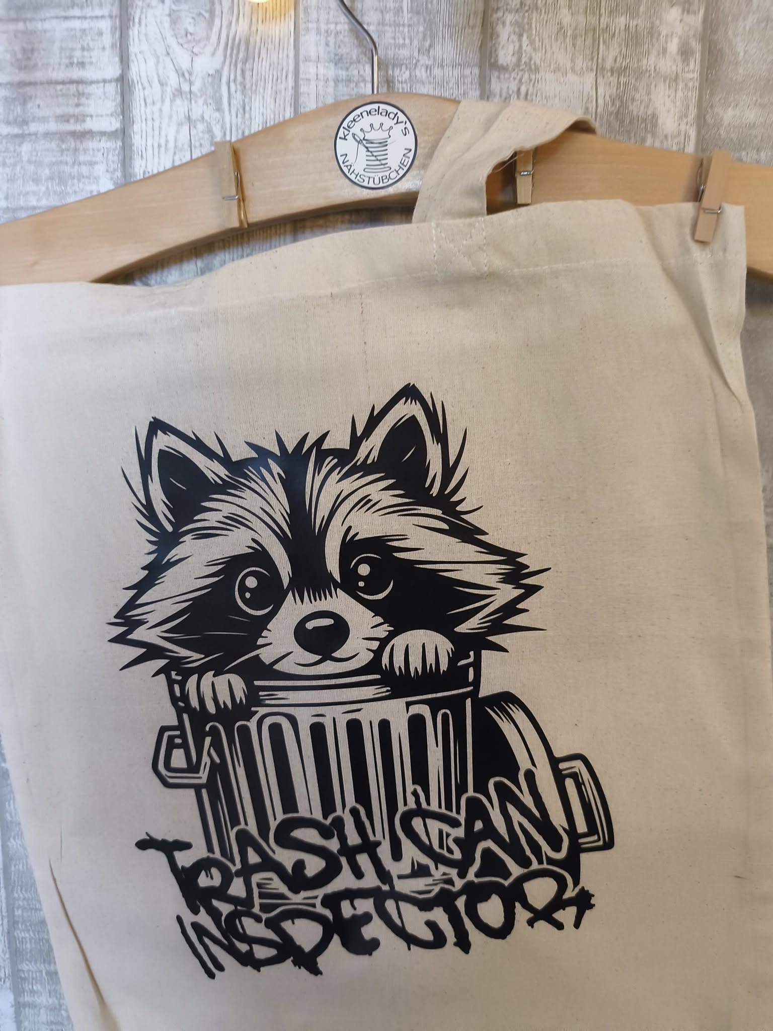 Plotterdatei - Waschbär im Müll Trash Can Inspector geplottet auf Tasche
