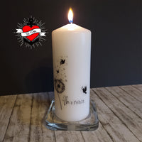 Weiße Trauerkerze von easy-sticks, dekoriert mit Dandelion- und Vogelmotiven, symbolisiert Erinnerungen und Verlust.