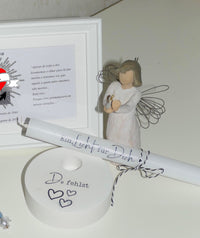 Dekorative Kerze in einem stilvollen Halter kombiniert mit einer süßen Engel-Figur und personalisierten Kerzendekoren, ideal für Traueranlässe, von easy-sticks, Trauer Plotterdatei.