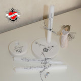 Elegantes Kerzenarrangement mit handbeschrifteten Kerzen und einer dekorativen Engel-Figur, perfekt für Gedächtnisfeiern, von easy-sticks, Trauer Plotterdatei.