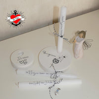 Elegantes Kerzenarrangement mit handbeschrifteten Kerzen und einer dekorativen Engel-Figur, perfekt für Gedächtnisfeiern, von easy-sticks, Trauer Plotterdatei.