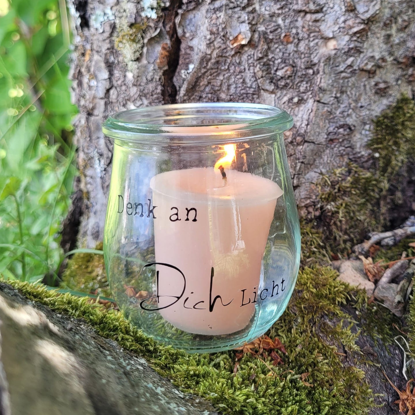 Denk an Dich Licht Kerze von easy-sticks, eine elegant beschriftete Kerze in einem Glasbehälter, ideal für Erinnerungen.