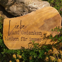 Holzschild mit dem Schriftzug "Liebe und Gedanken bleiben für immer". Perfekt für Trauer- und Gedenkprojekte. Trauersprüche 2 Plotter Datei und PDF Daei für Wasserschiebefolie Kerzen Gestalung von easy-sticks.