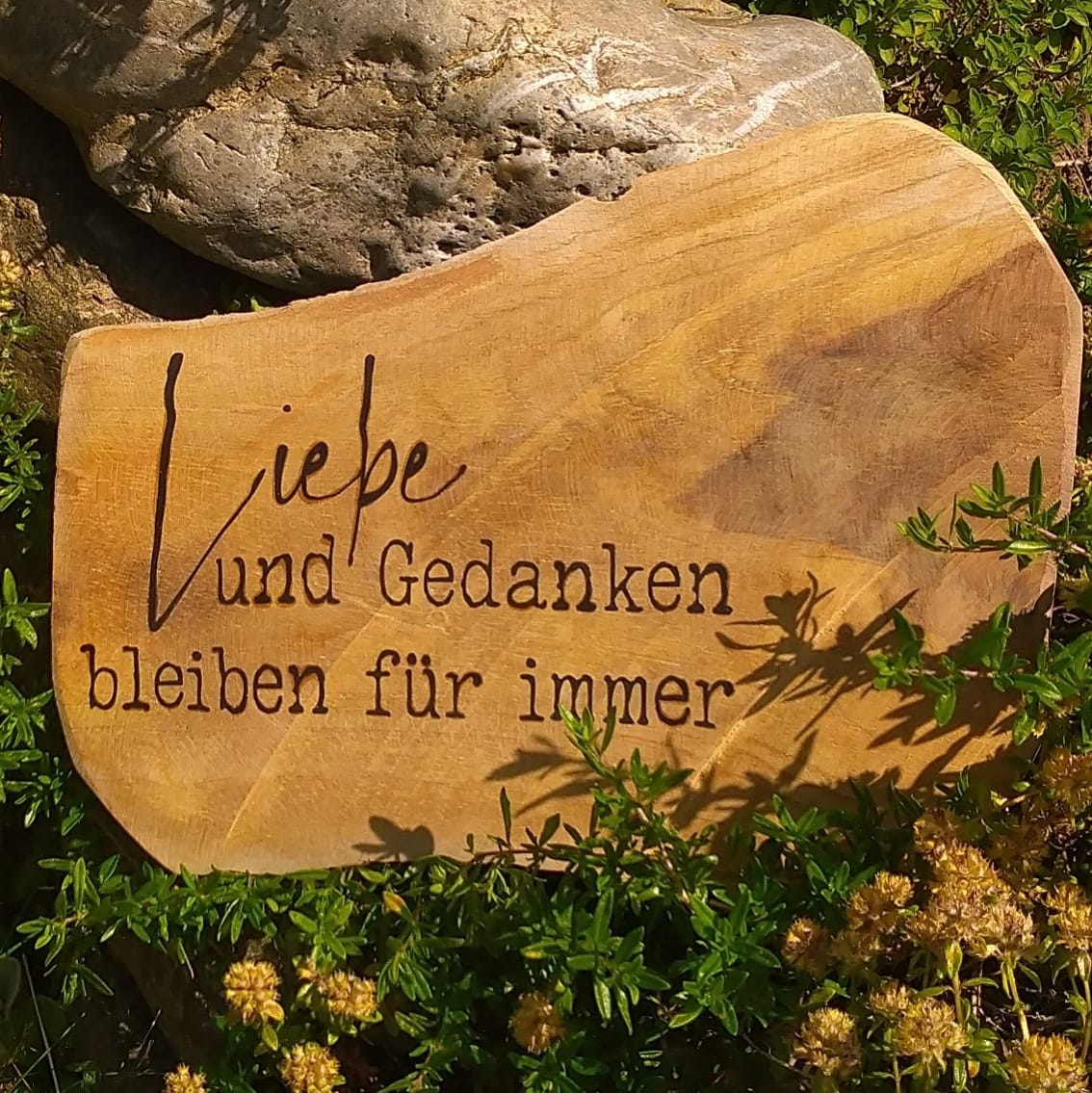 Holzschild mit dem Schriftzug "Liebe und Gedanken bleiben für immer". Perfekt für Trauer- und Gedenkprojekte. Trauersprüche 2 Plotter Datei und PDF Daei für Wasserschiebefolie Kerzen Gestalung von easy-sticks.
