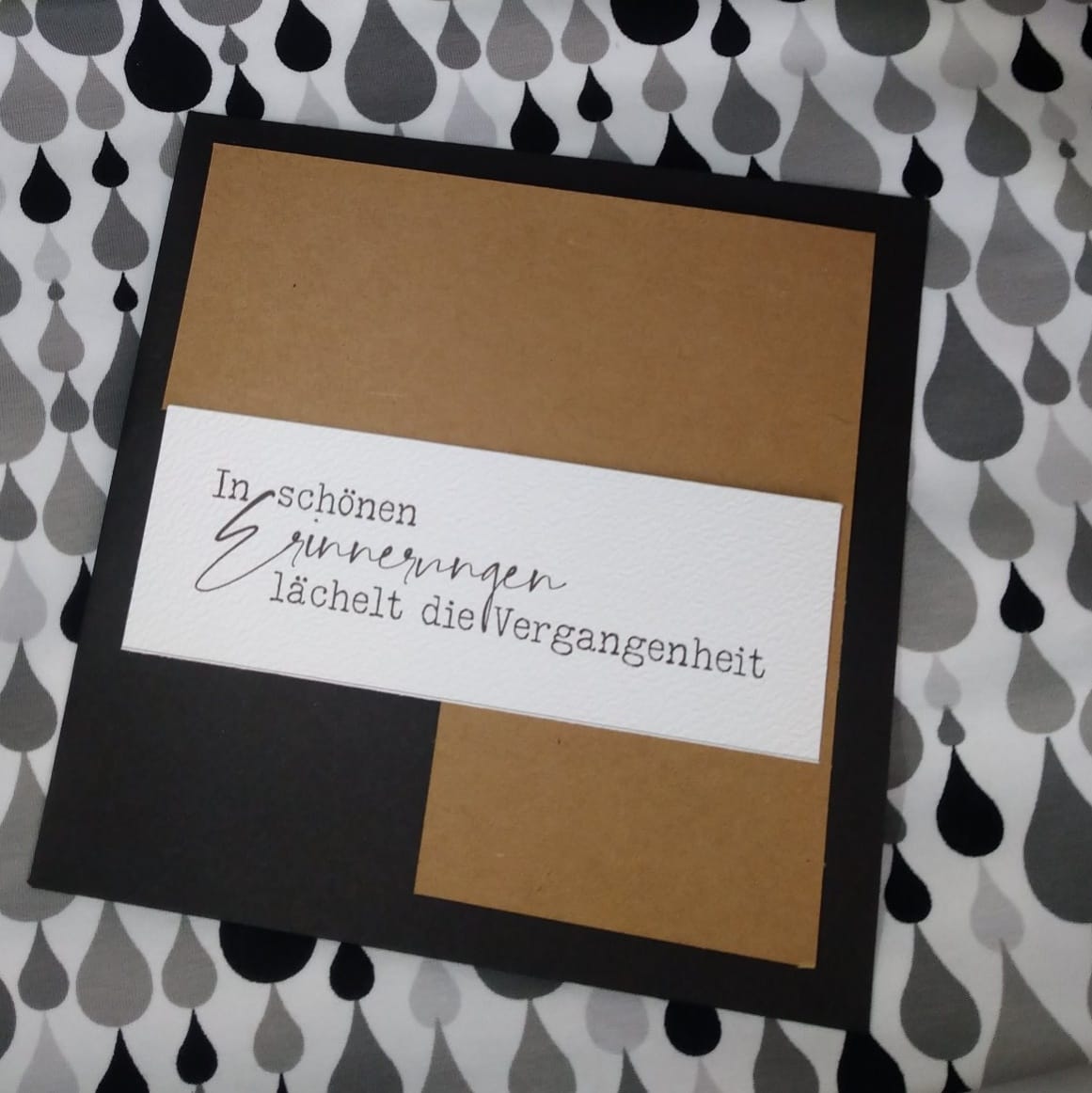 Stylische Karte, die das Zitat "In schönen Erinnerungen lächelt die Vergangenheit" aus der Trauersprüche 2 Plotter Datei von easy-sticks präsentiert, verziert mit einem eleganten Design.