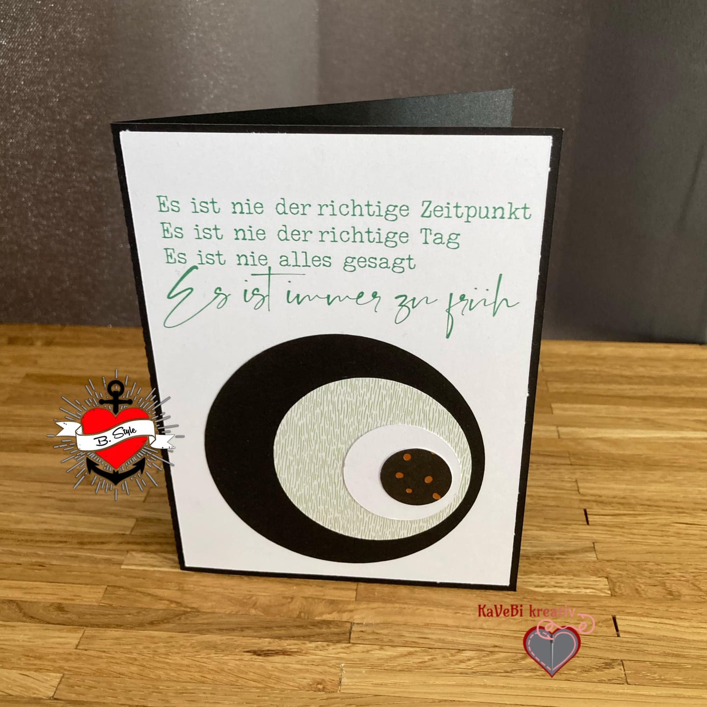Kreative Karte mit dem Zitat "Es ist immer zu früh" aus der Trauersprüche 2 Plotter Datei von easy-sticks, kombiniert mit modernen grafischen Elementen.