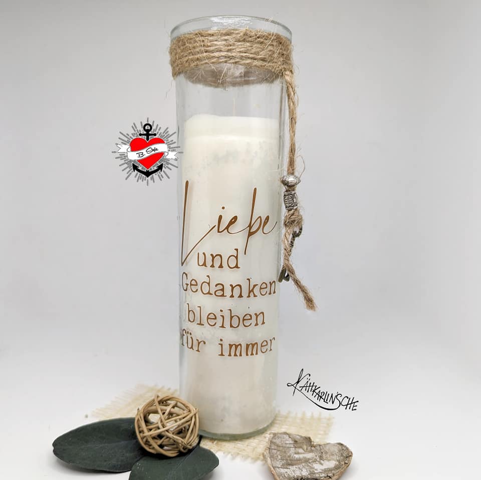 Glaskerze mit der Aufschrift "Liebe und Gedanken bleiben für immer". Stilvolle Trauergestaltung. Trauersprüche 2 Plotter Datei und PDF Daei für Wasserschiebefolie Kerzen Gestalung von easy-sticks.