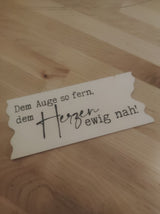 Dekoratives Stück aus Holz mit dem Spruch "Dem Auge so fern, dem Herzen ewig nah!". Kreativ für Gedenkstätten. Trauersprüche 2 Plotter Datei und PDF Daei für Wasserschiebefolie Kerzen Gestalung von easy-sticks.