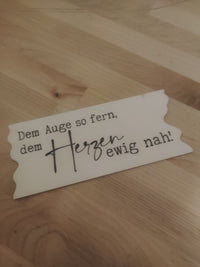 Dekoratives Stück aus Holz mit dem Spruch "Dem Auge so fern, dem Herzen ewig nah!". Kreativ für Gedenkstätten. Trauersprüche 2 Plotter Datei und PDF Daei für Wasserschiebefolie Kerzen Gestalung von easy-sticks.