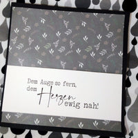Ein stilvolles Kartenmotiv mit dem Text "Dem Auge so fern, dem Herzen ewig nah!". Ideal für Traueranlässe, gestaltet mit der Trauersprüche 2 Plotter Datei von easy-sticks.