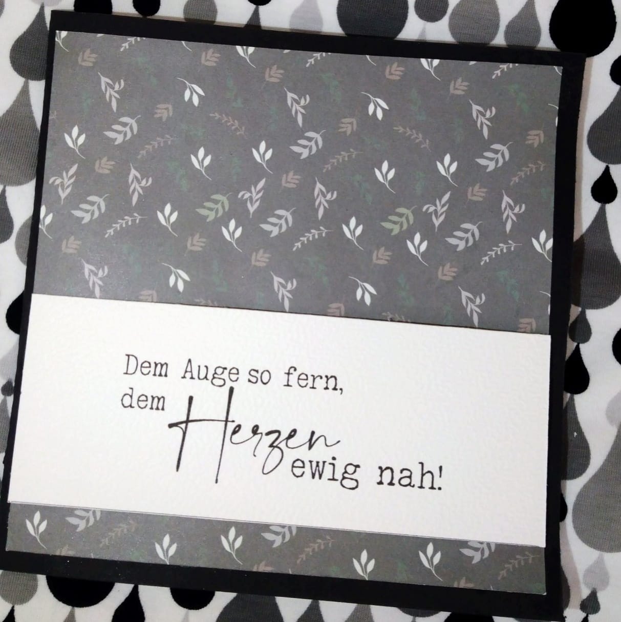 Ein stilvolles Kartenmotiv mit dem Text "Dem Auge so fern, dem Herzen ewig nah!". Ideal für Traueranlässe, gestaltet mit der Trauersprüche 2 Plotter Datei von easy-sticks.
